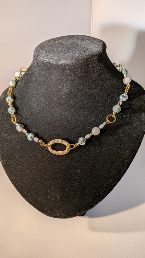 Gouden hals ketting met groene parel