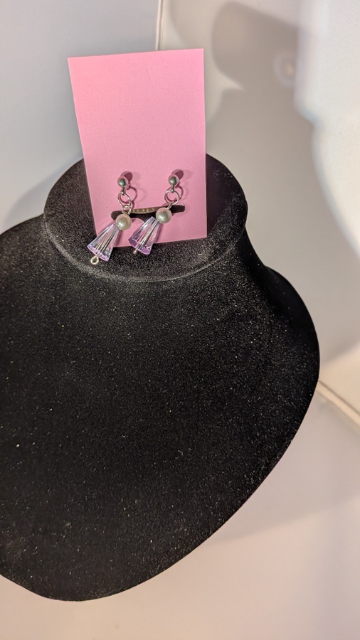 Zilveren knop oorebellen figuur