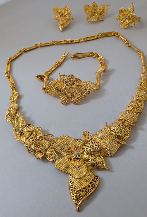 Gouden dubai set met sierstenen Gouden dubai set met sierstenen
