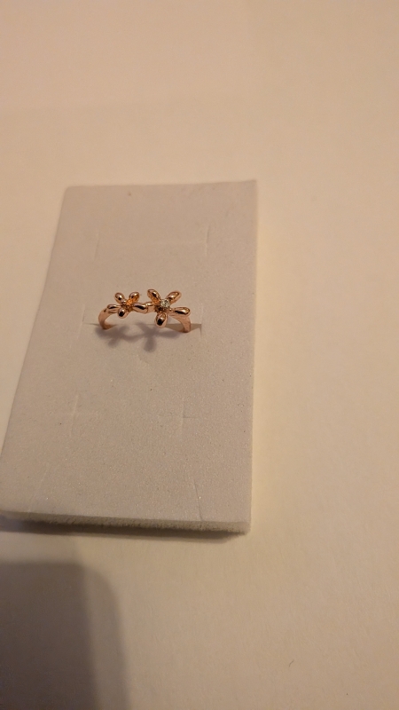 Gouden ring met siersteentjes bloem