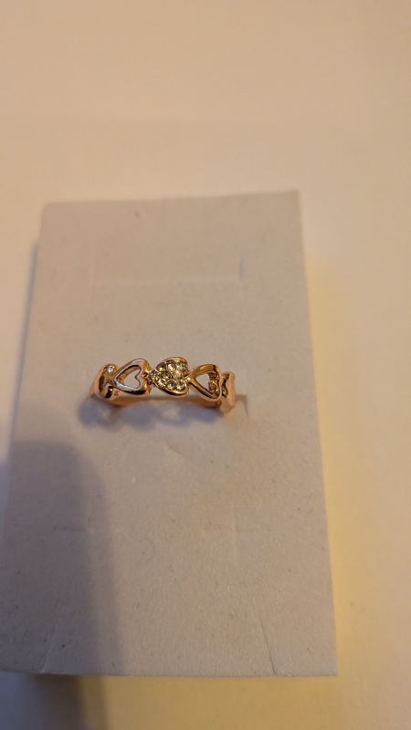 Ring met 3 hartjes sierstenen