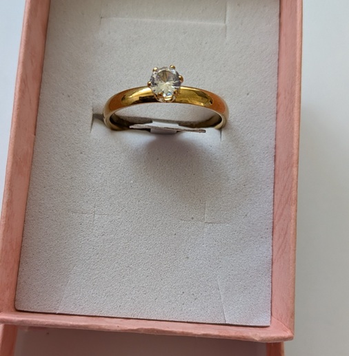 Gouden 24 k vergulde ring met zirconia siersteen Gouden 24 k vergulde ring met zirconia siersteen